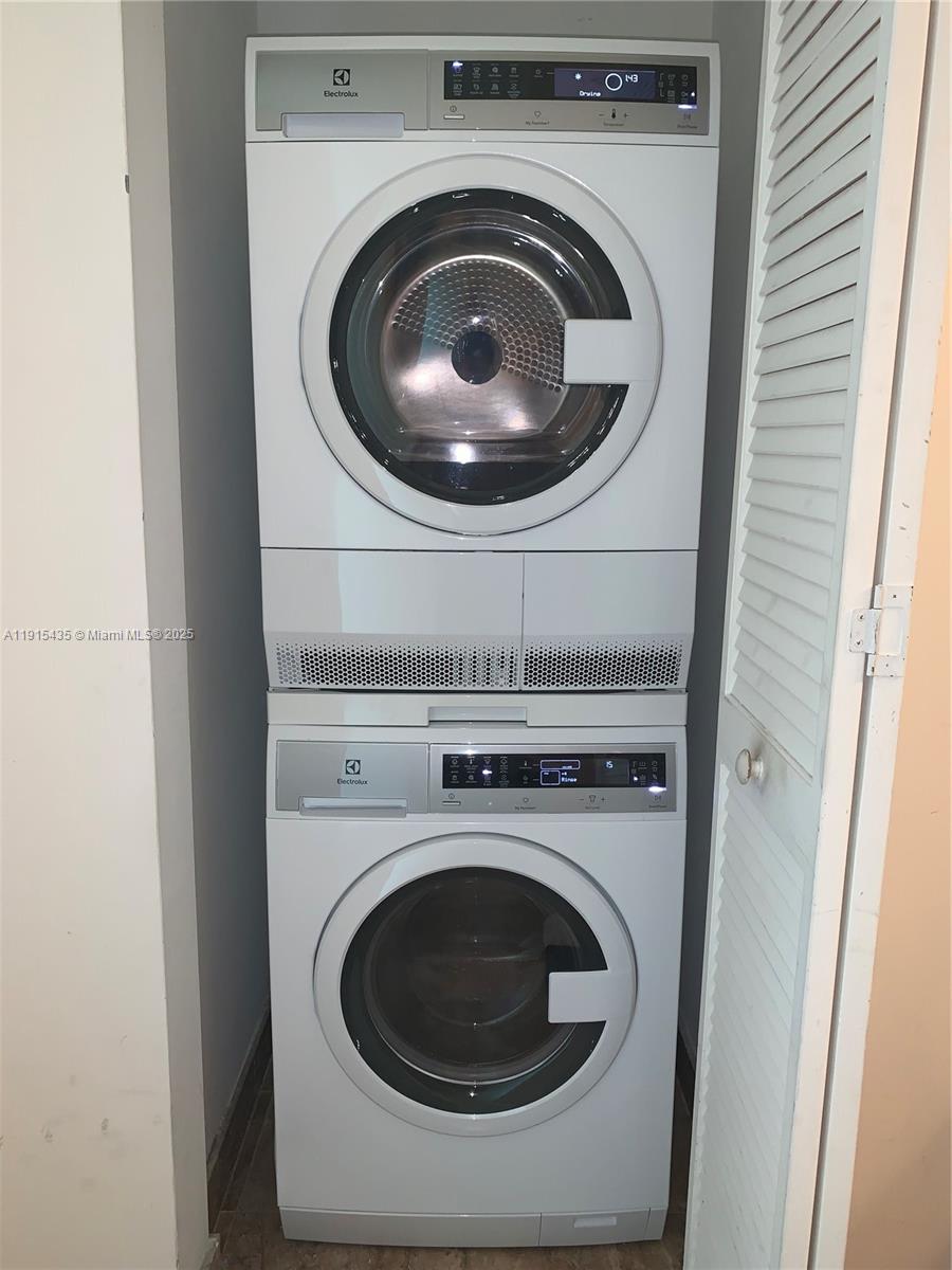 MET 1 CONDO - Residential Lease