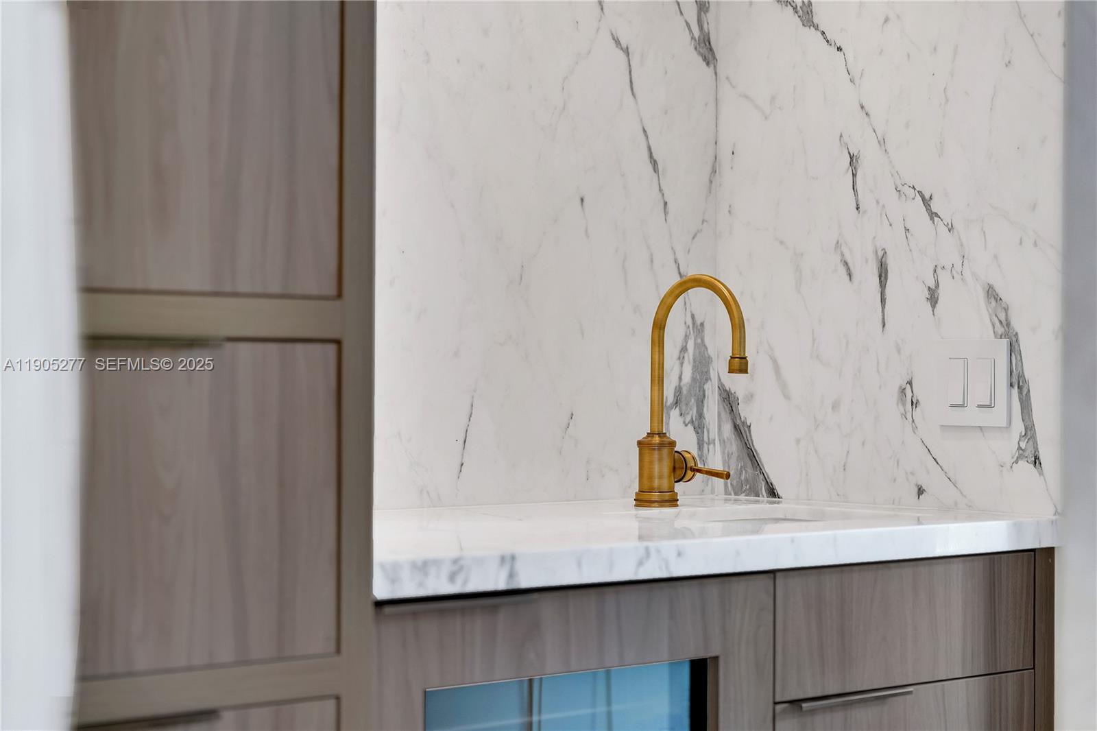 COCONUT GROVE MANOR - Residential