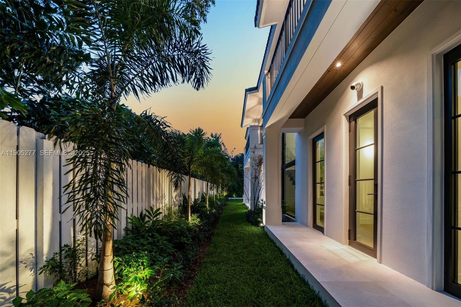 COCONUT GROVE MANOR - Residential