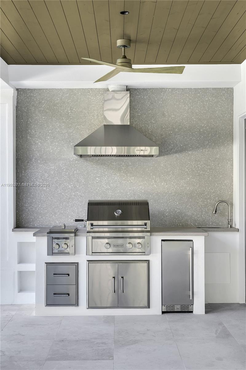 COCONUT GROVE MANOR - Residential