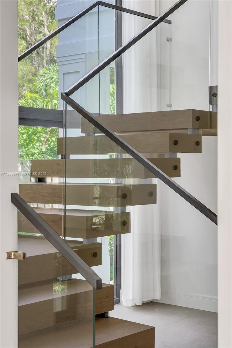 COCONUT GROVE MANOR - Residential