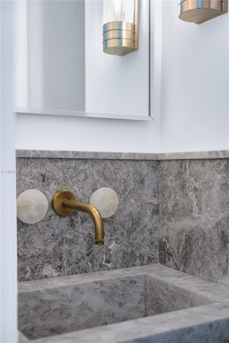 COCONUT GROVE MANOR - Residential