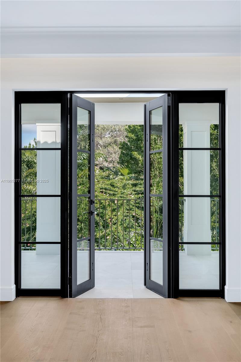 COCONUT GROVE MANOR - Residential