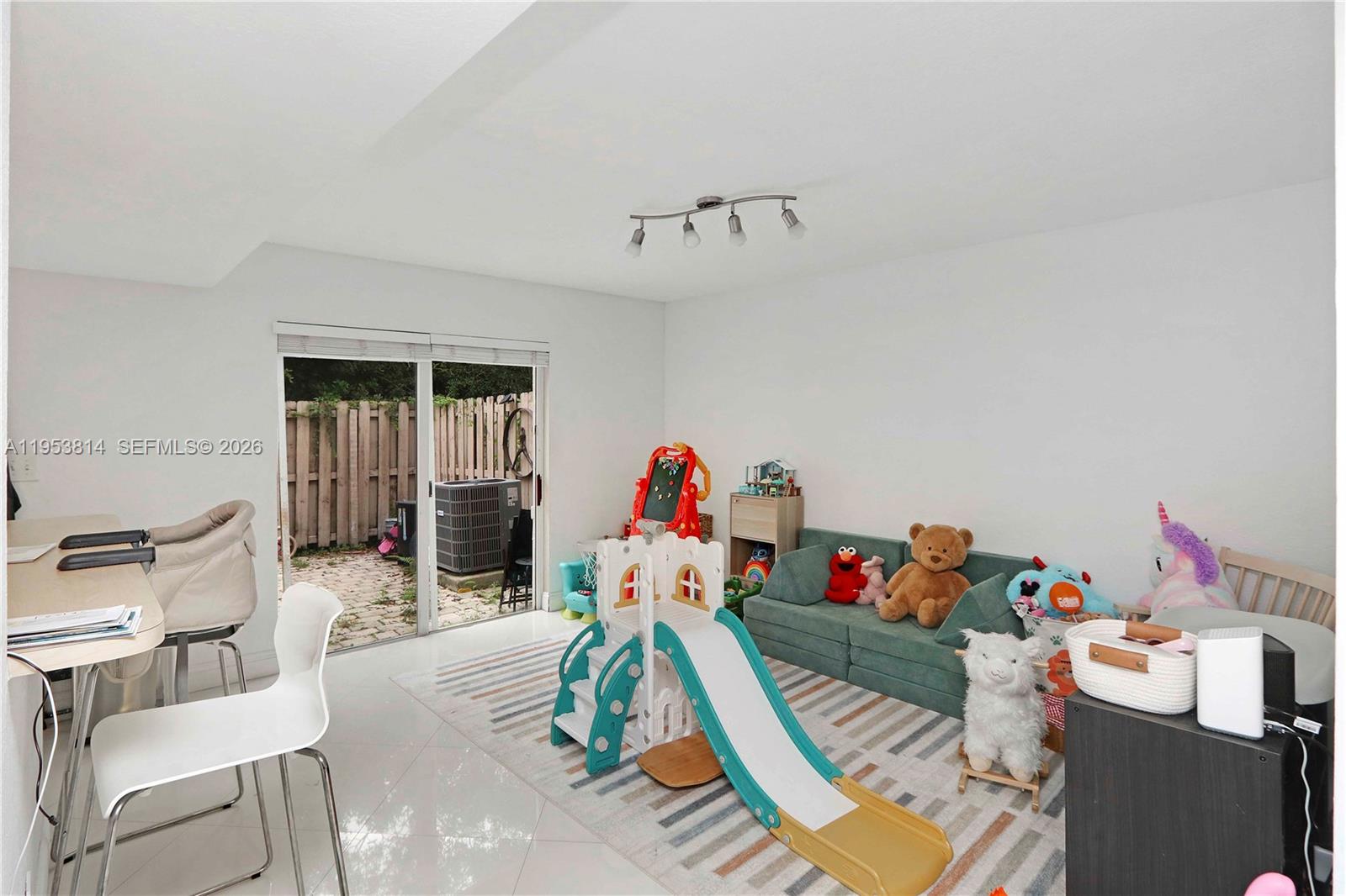 IBIS VILLAS AT DORAL COND - Residential