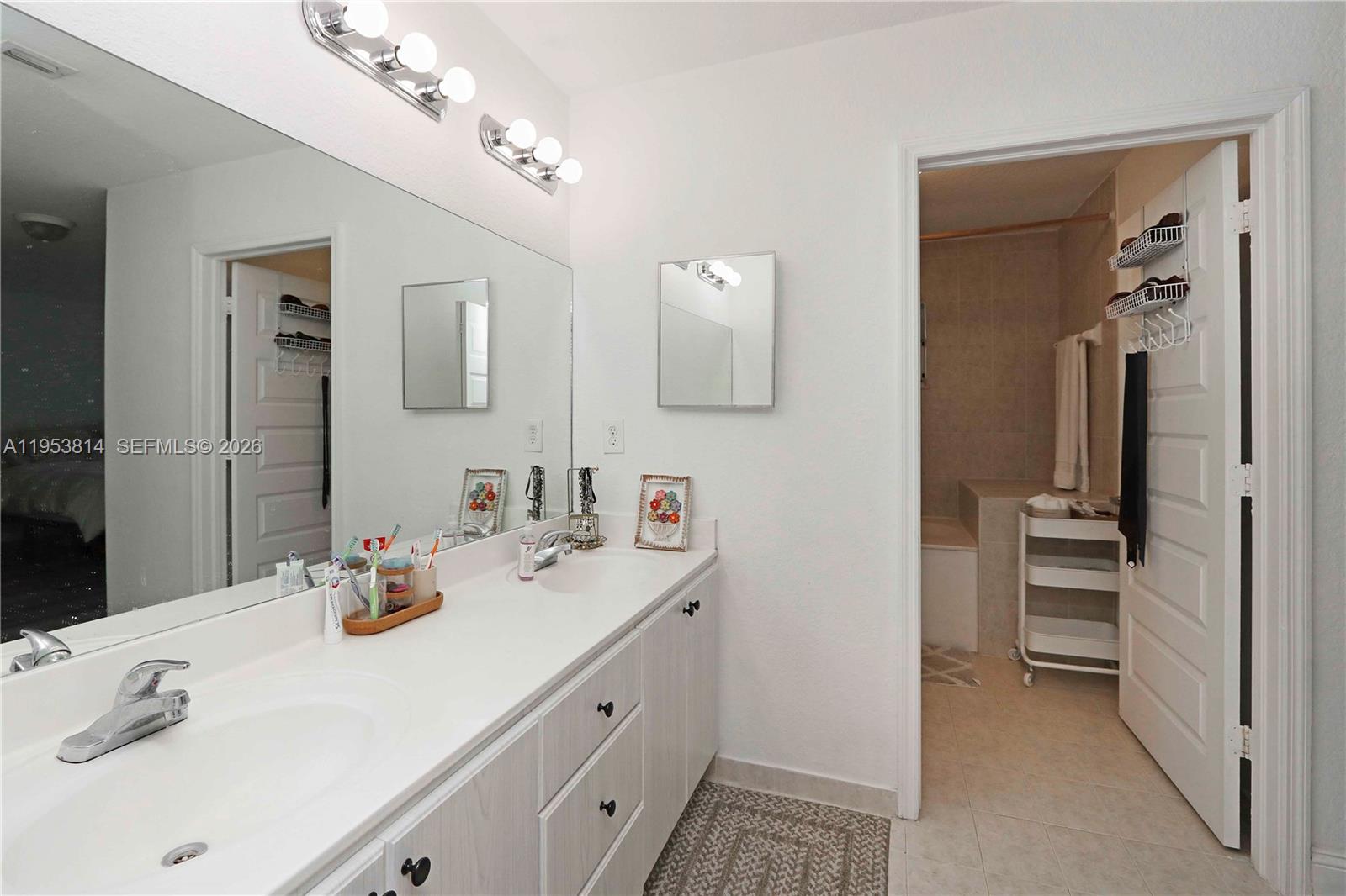 IBIS VILLAS AT DORAL COND - Residential