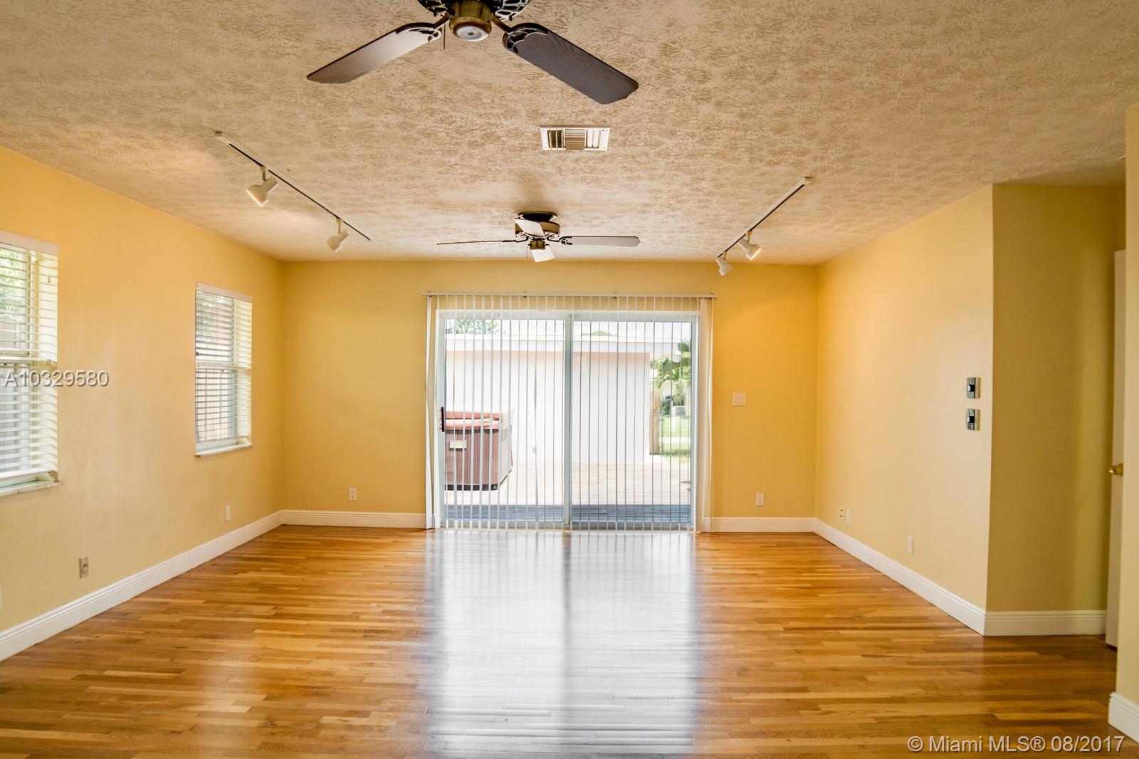 HOLLYWOOD PARK - Residential