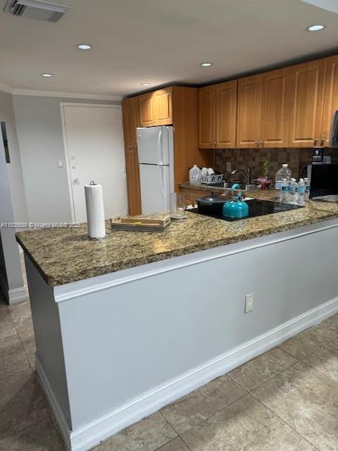 Rarely available 1/1.5 condo in the heart of Miami. The unit comes completely furnished and ready to move in. Located conveniently to highways, restaurants, shops and beaches. Available Starting August 1.
