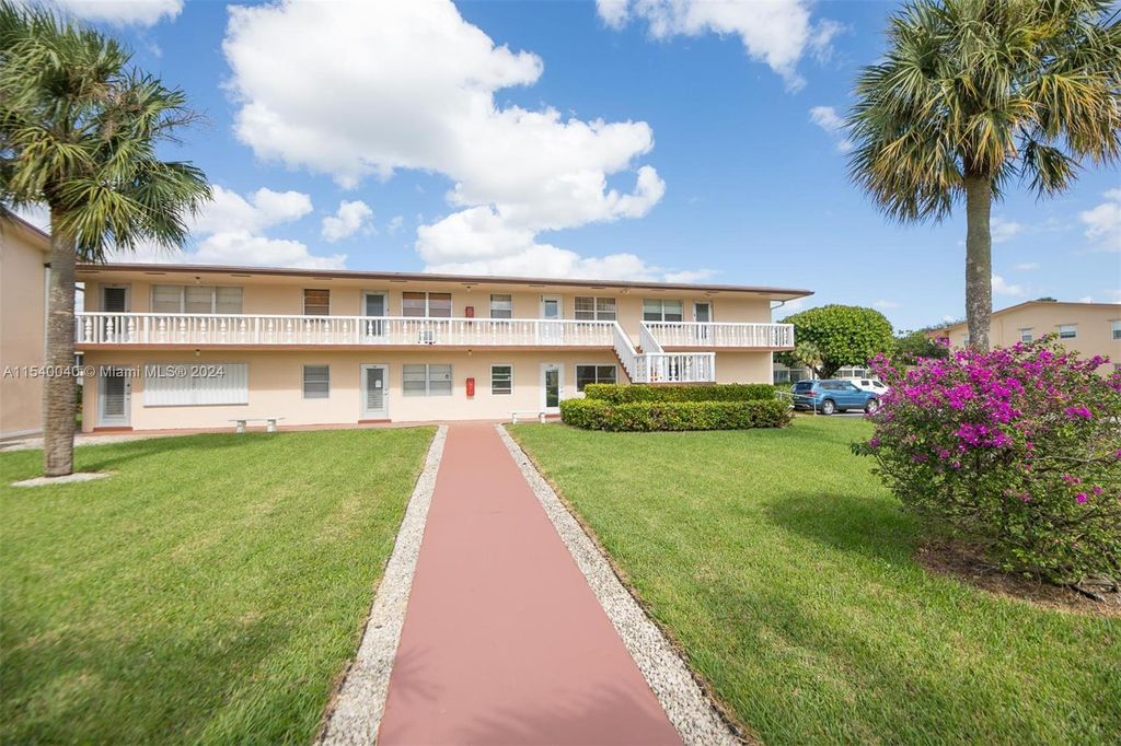 Photo of 71 Coventry C #71-C, West Palm Beach, FL 33417 (MLS # A11540040)