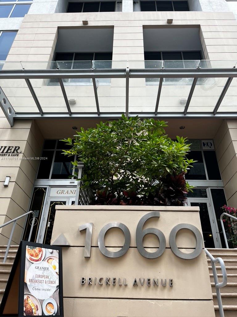 Stylish 2BR/2BA condo in Downtown Miami's Financial District! This 1,088sqft unit offers modern urban living with an open floor plan, stunning city views, a spacious living area, and a sleek kitchen featuring brand new stainless steel appliances, granite countertops, and Italian-style cabinetry. The primary bedroom boasts a large new closet and en-suite renewed bathroom. All new electric window shades. Additional perks include assigned parking, in-unit laundry, a community pool, golf simulator, 24-hour concierge/valet service, and a gym. Conveniently close to Brickell City Centre, Mary Brickell Village, the Metromover, dining, and the Metrorail. Schedule a tour today!