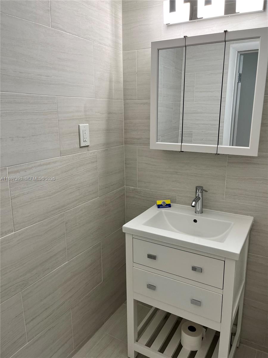 HOLLYWOOD HILLS - Residential