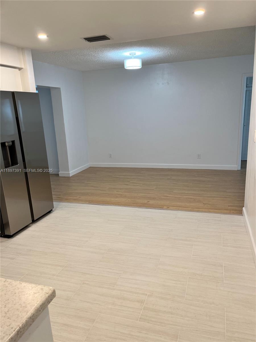 HOLLYWOOD HILLS - Residential