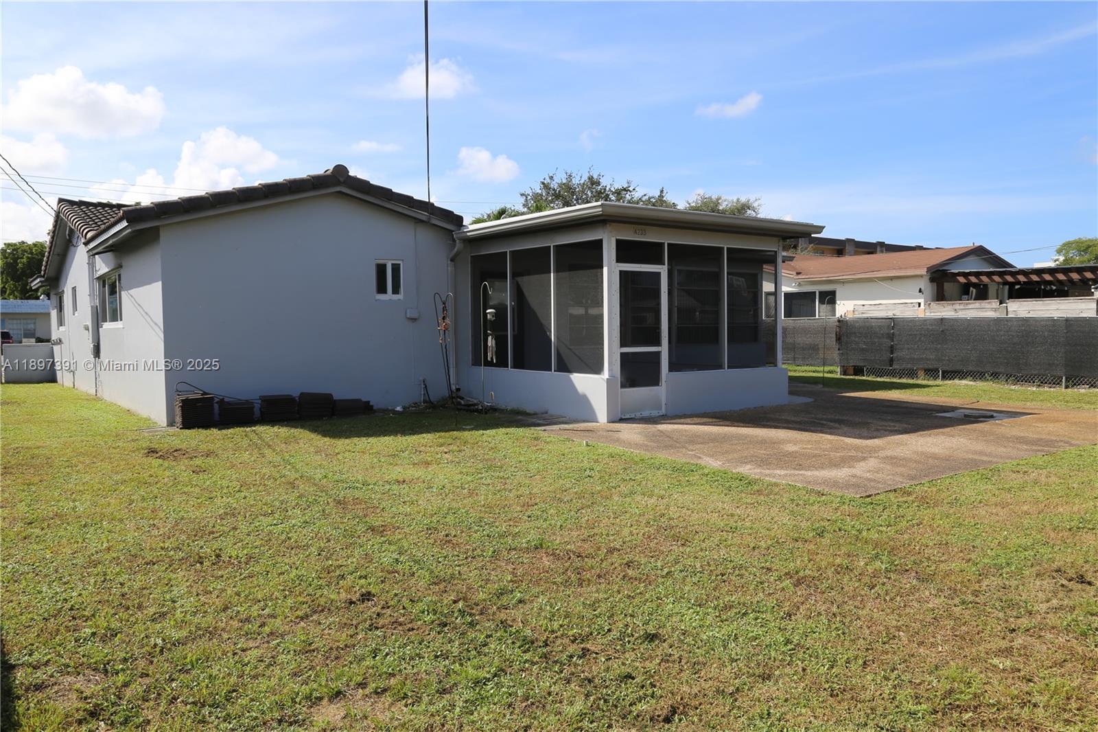 HOLLYWOOD HILLS - Residential