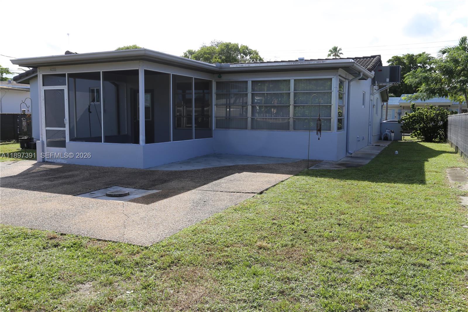 HOLLYWOOD HILLS - Residential