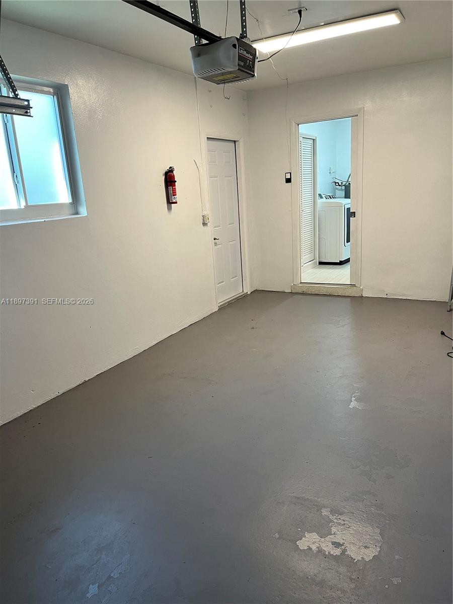 HOLLYWOOD HILLS - Residential