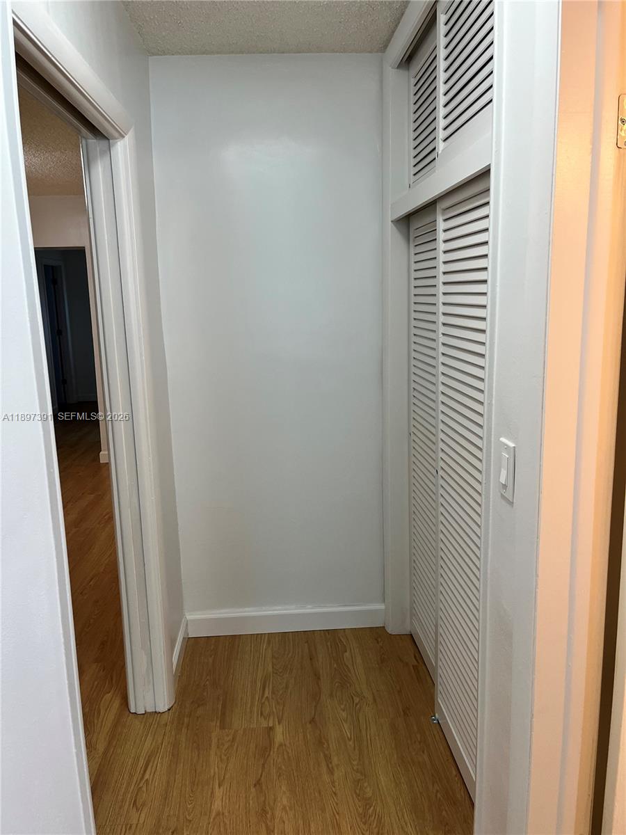 HOLLYWOOD HILLS - Residential