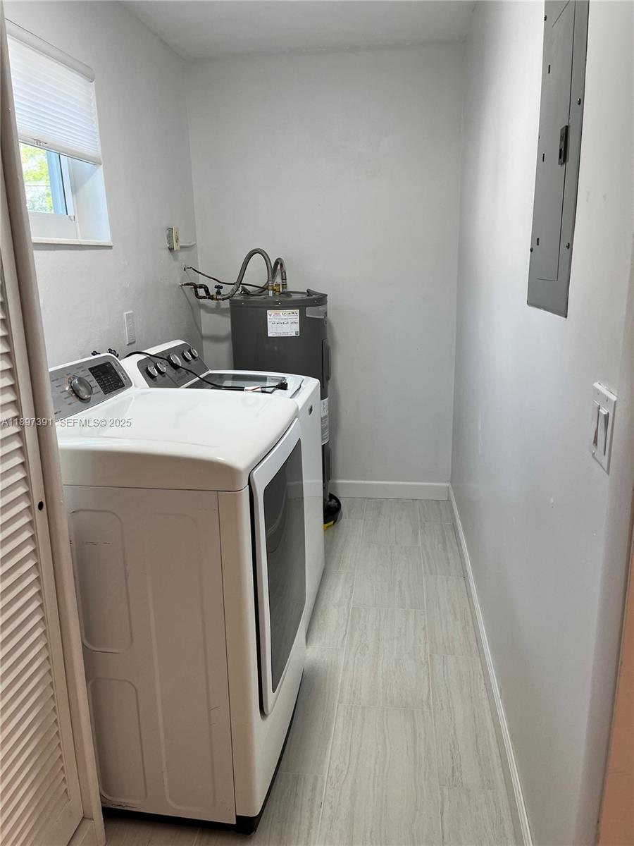 HOLLYWOOD HILLS - Residential