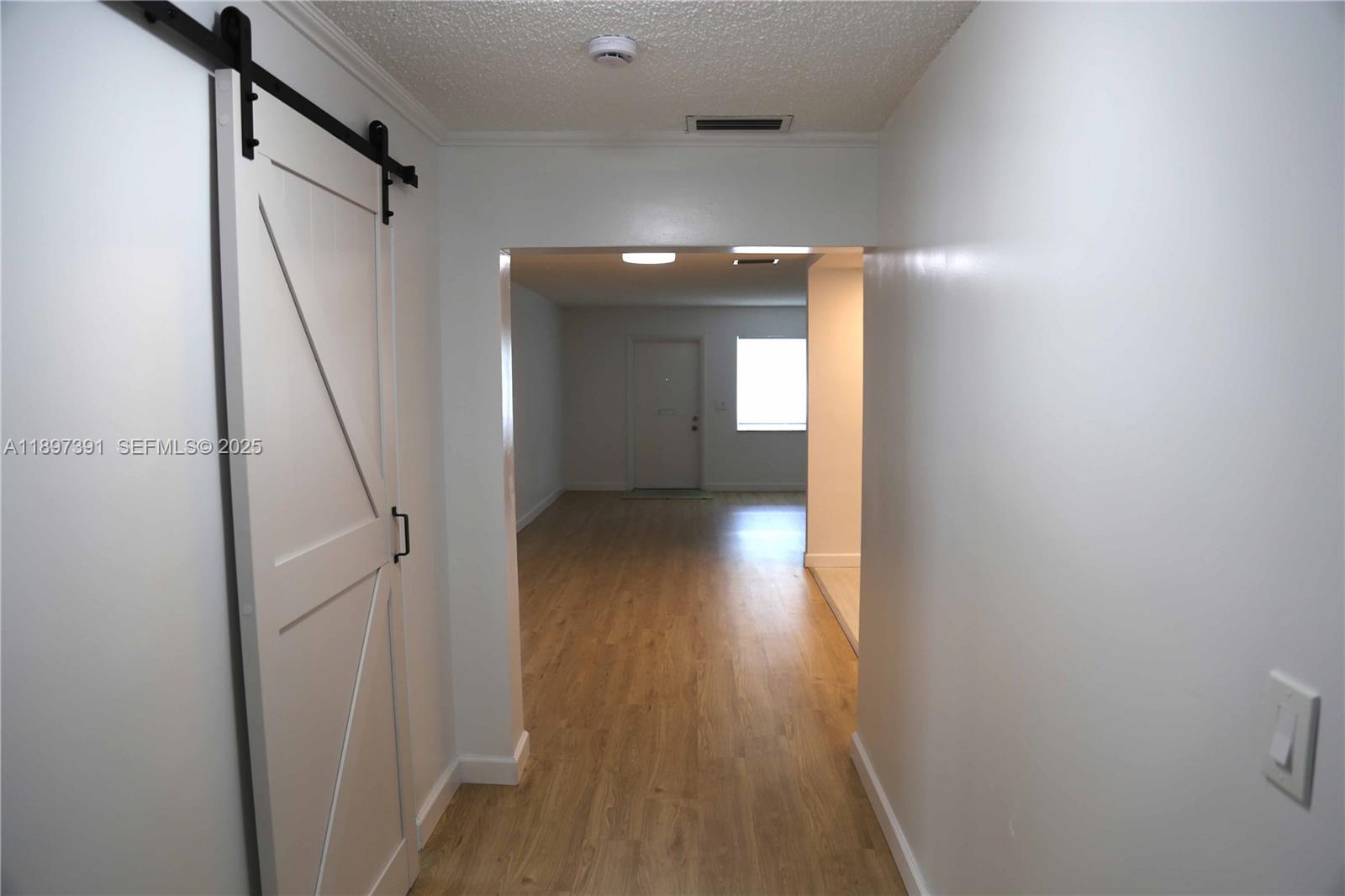 HOLLYWOOD HILLS - Residential