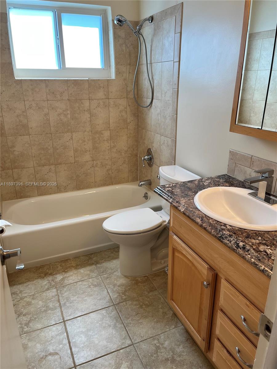 HOLLYWOOD HILLS - Residential