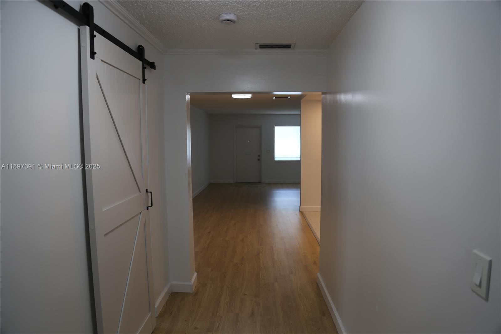 HOLLYWOOD HILLS - Residential