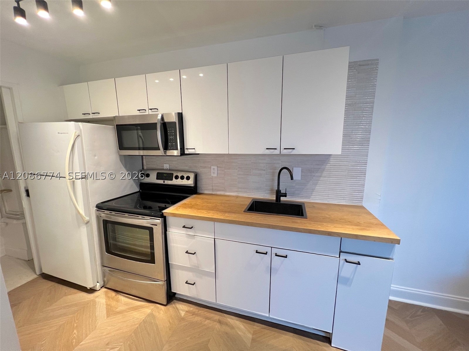 1255 Collins Ave 604