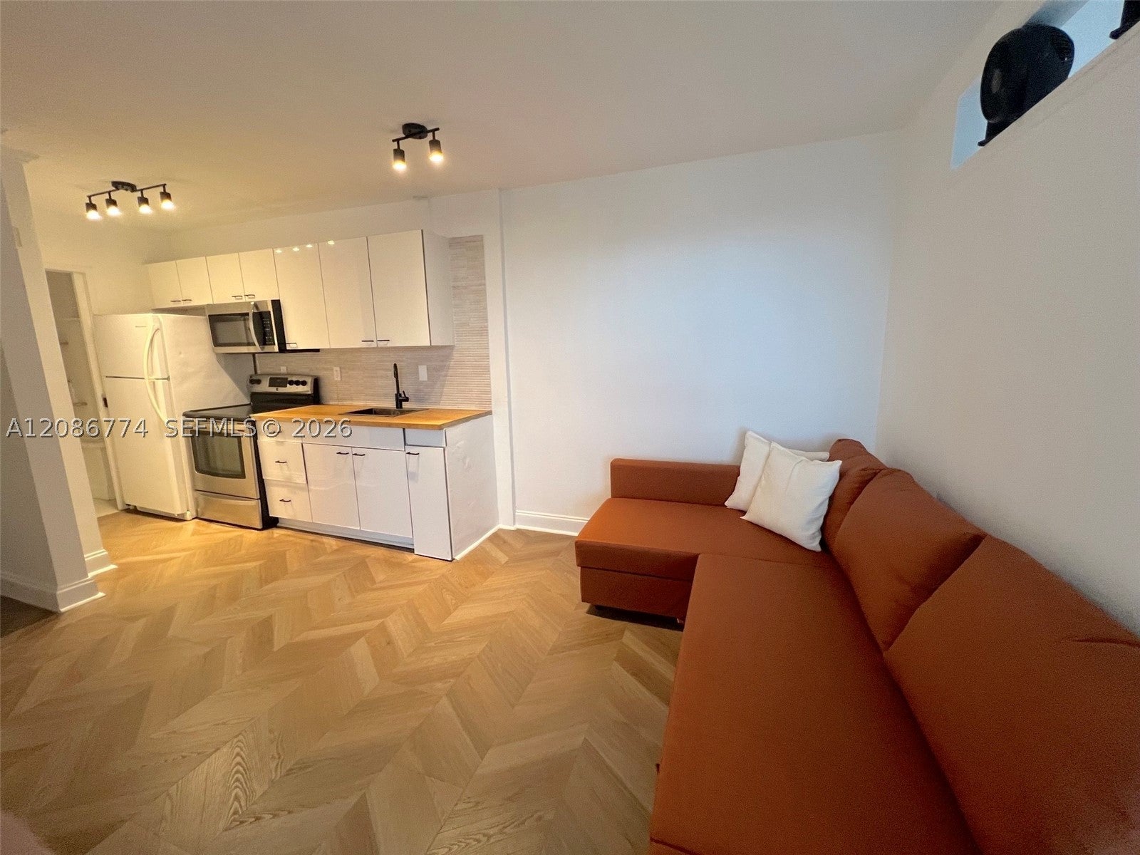 1255 Collins Ave 604