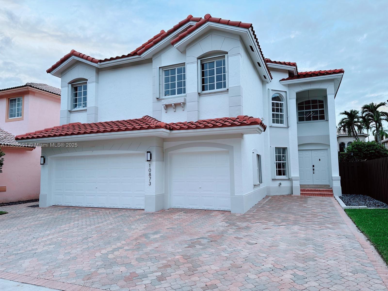 beautiful and comfortable house for rent in Doral Isles St Croix, 5 bedrooms, one bedroom down stair, granite in the kitchen stainless steel appliances, a single-family house to enjoy with the family it has the best amenities such as 5 tennis courts, pools. sauna, basketball, baseball, soccer, gym, restaurant and more