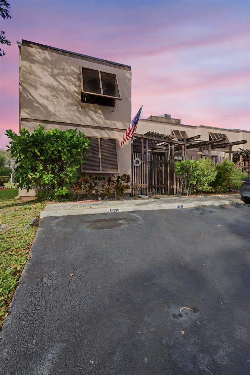 PEMBROKE LAKES SECTION SE - Residential