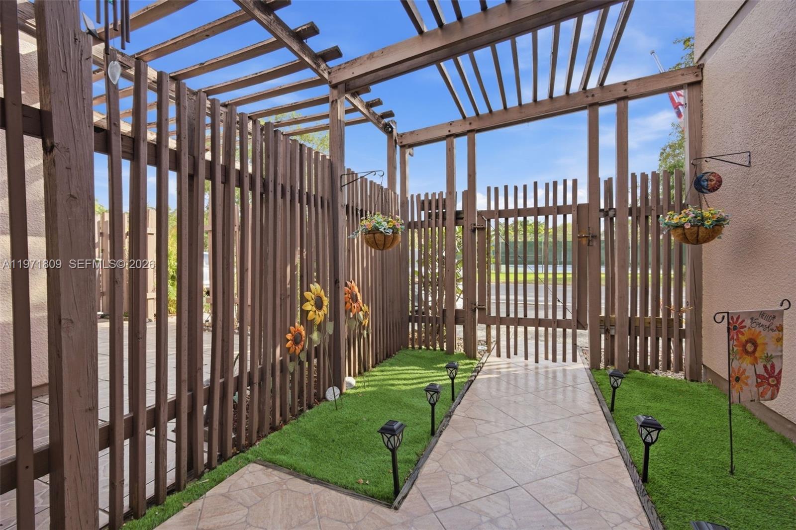 PEMBROKE LAKES SECTION SE - Residential