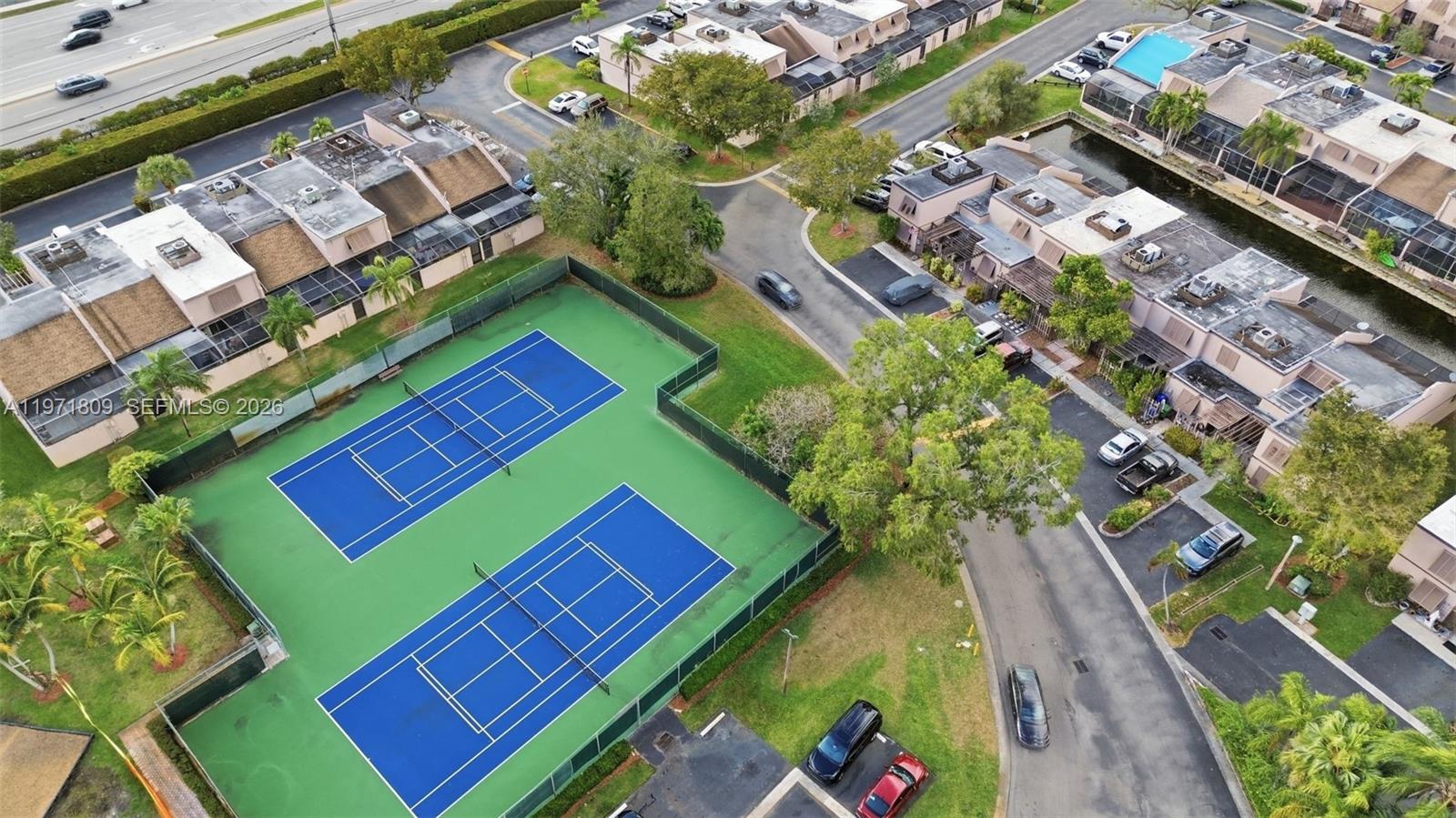 PEMBROKE LAKES SECTION SE - Residential