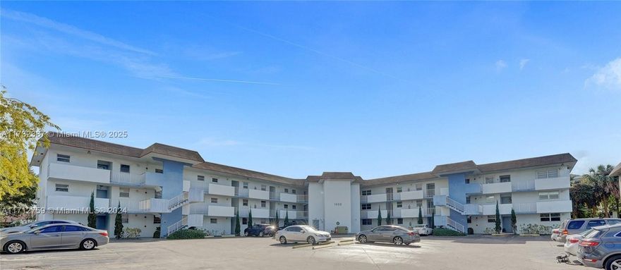 Charming remodeled 1 bedroom 1 bathroom, filled with natural light, overflowing with charm. Enjoy the sleek,modern kitchen perfect for cooking and entertaining. 
With its perfect blend of form and fuction, wheater you're a first time home buyer or downsizing, this fantastic unit will be your new intimate retreit. A great opportunity to own a beautiful move in ready apartment.
Don't miss out on this fantastic unit.