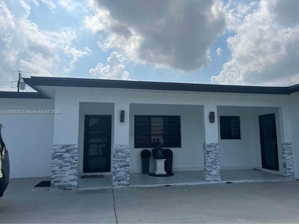 Excellent 3 bedroom, 2 bathroom home, spacious den, large patio, and parking. Close to public transportation, shopping center, and restaurants. For more information, contact the listing agent and request an appointment.