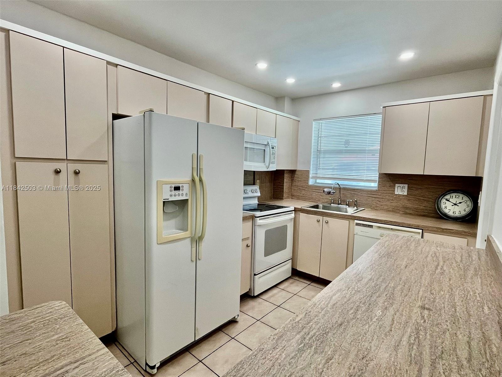 PARADISE VILLAS CONDO - Residential Lease