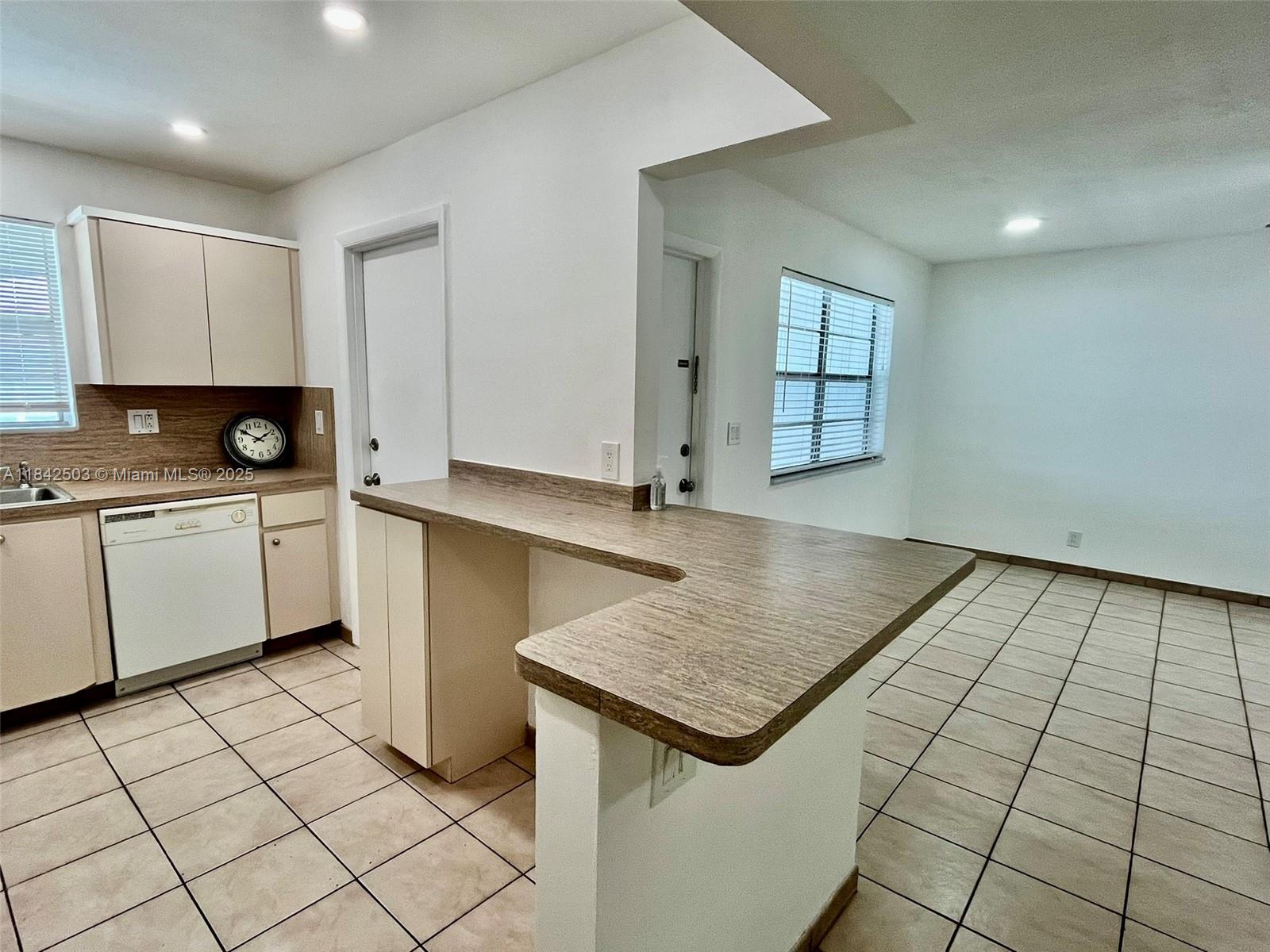 PARADISE VILLAS CONDO - Residential Lease