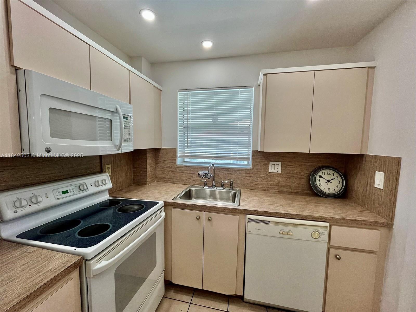 PARADISE VILLAS CONDO - Residential Lease