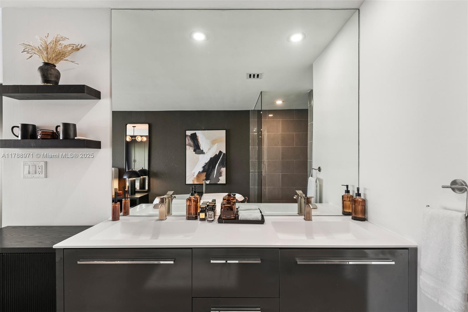 VILLAS ON THE BAY CONDO - Residential