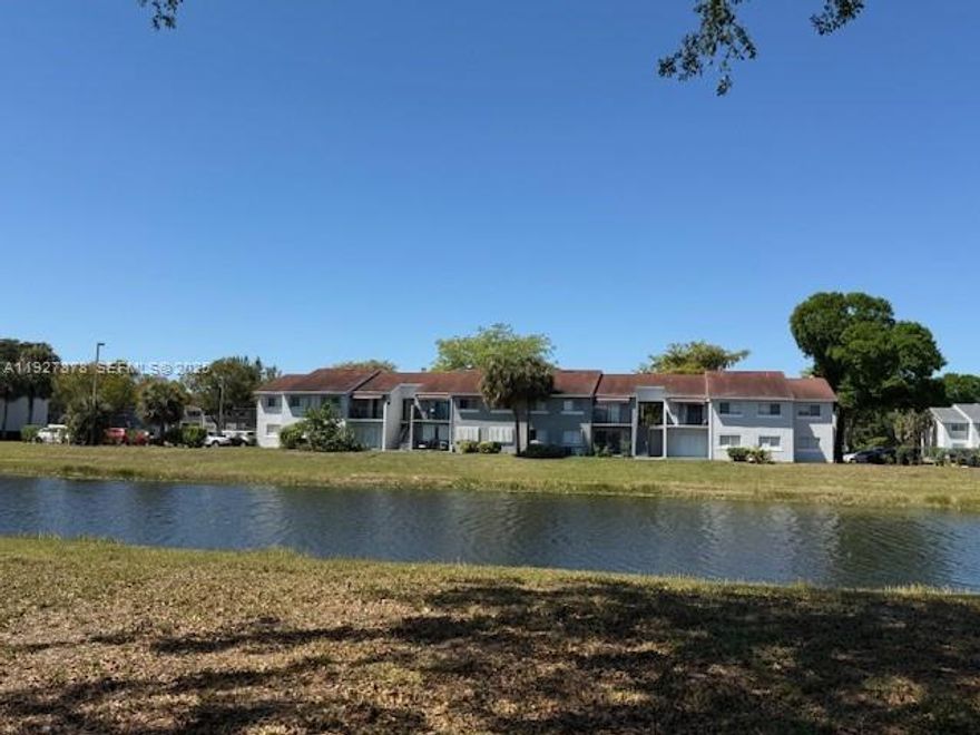 Magnificent 3 Bed/ 2 Baths at the ST ANDREWS PALM BEACH CONDO ceramic floor, Refrigerator, Diswasher, Stove, community pool, Great Location.