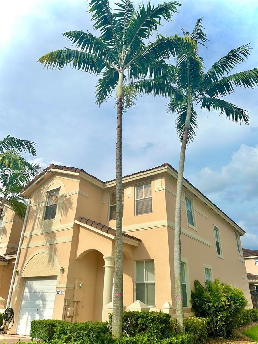 AMAZING INVESTMENT OPPORTUNITY AVAILABLE FOR SALE NOW IN PRESTIGIOUS KENDALL BREEZE!!!!
Lovely Corner Townhouse, a 4 bed 2 ½ baths with a one car garage and a finished patio, also with full breakfast nook and kitchen, formal dinner, formal living room, spacious closets all over, pristine
staircase to the 2 nd floor, laundry room, updated kitchen, tiles thought the entire home and much more to offer. Centrally located in the heart of Kendall, very close to several shopping centers with tons of restaurants and stores. Unit is presently tenant occupied with excellent references as a family. The house has been freshly painted, and we just bought a new refrigerator and dishwasher! Everything feels renewed and fresh—ready to enjoy a revitalized space!