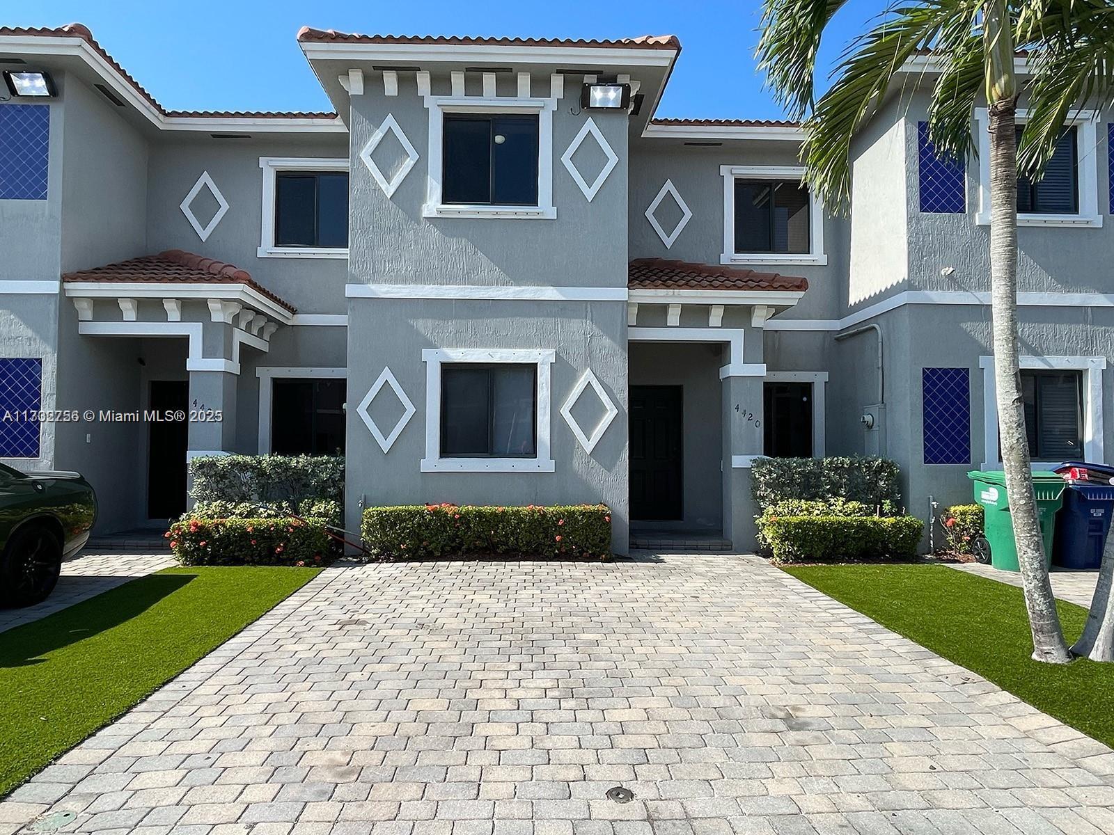 4-BED, 3-BATH TOWNHOUSE. (ONE BED DOWNSTAIRS) CONVENIENTLY LOCATED NEAR TOP MAGNET & CHARTER SCHOOLS, SHOPPING & ENTERTAINMENT. VERY LOW ASSOCIATION FEE. EASY TO SHOW AFTER 1 PM.