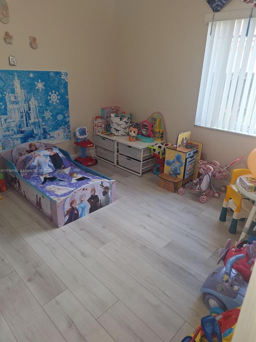 CRYSTAL POINTE - Residential