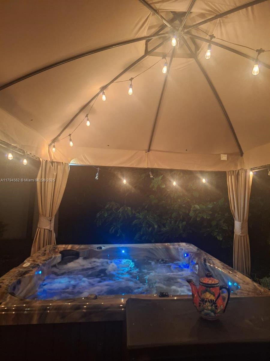 CRYSTAL POINTE - Residential