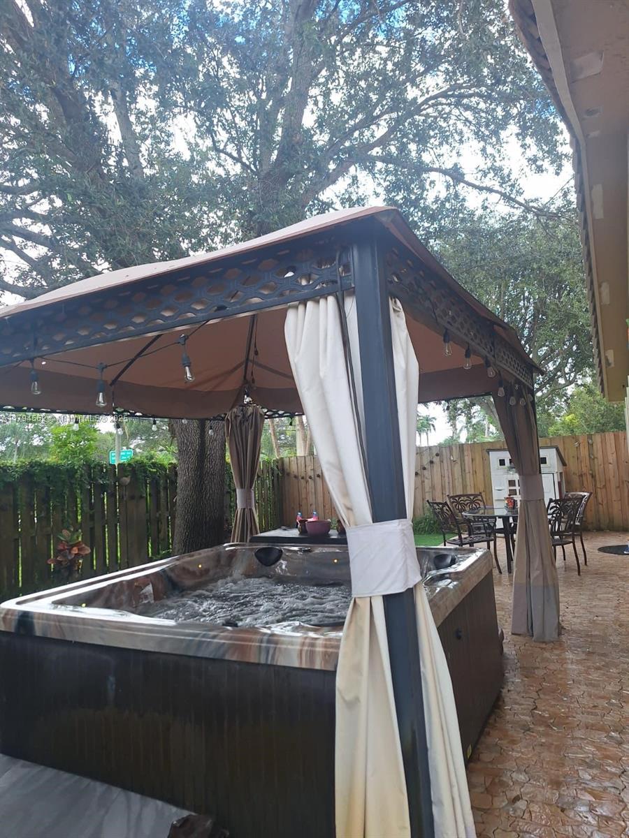 CRYSTAL POINTE - Residential