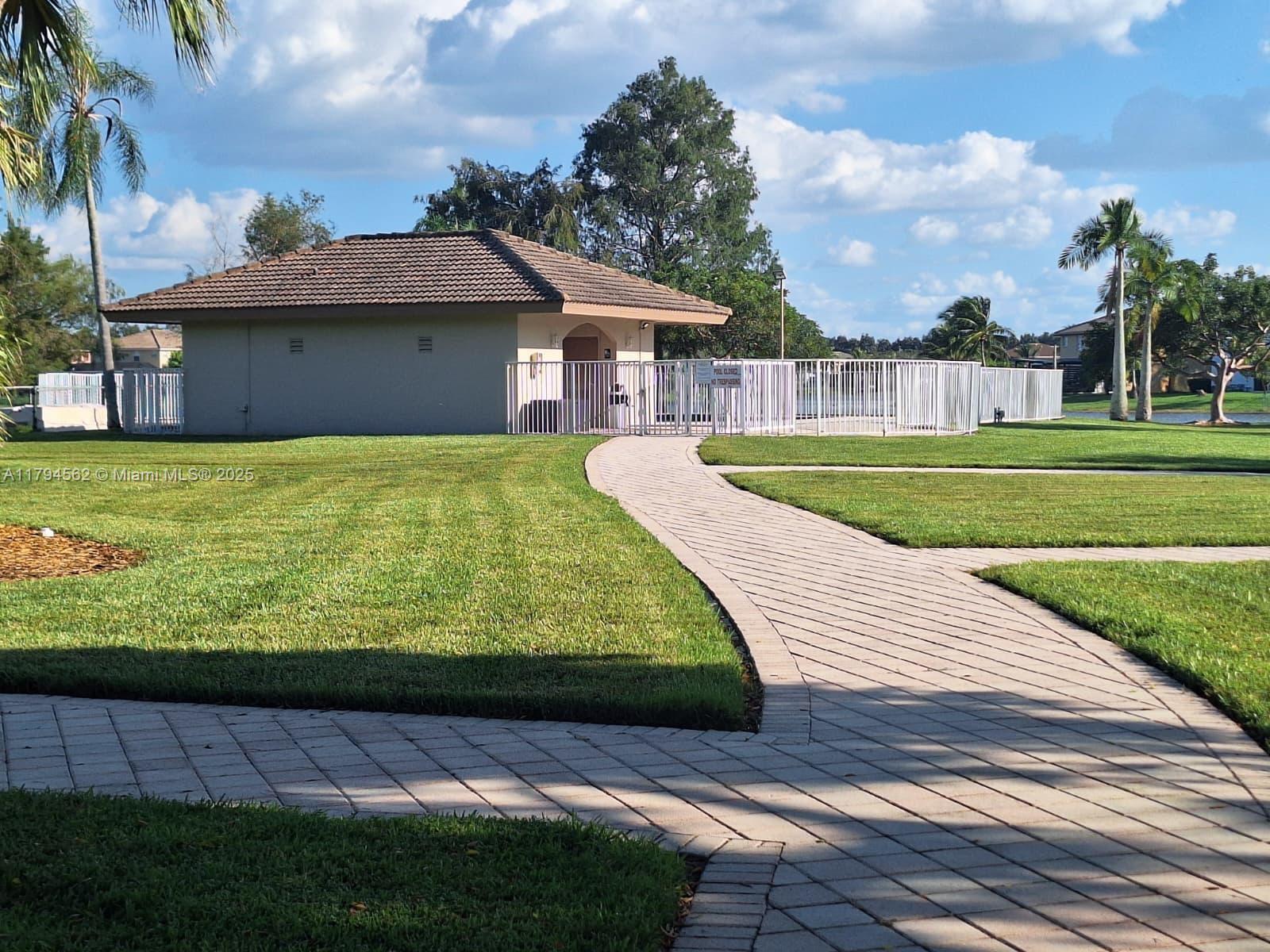 CRYSTAL POINTE - Residential