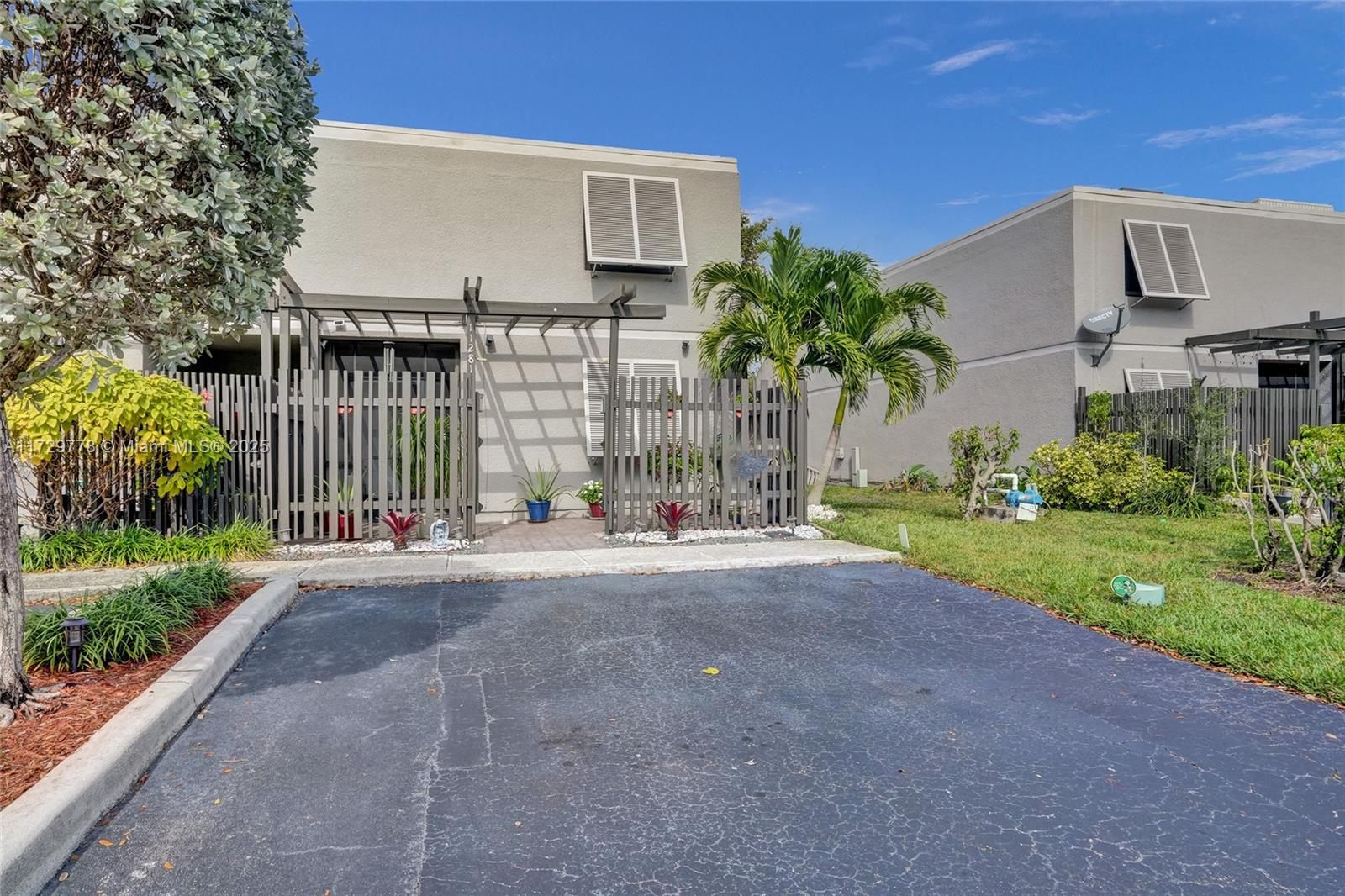 11281 Nw 15th Pl 11281, Pembroke Pines, Miami-Dade County, Florida - 3 Bedrooms  
2 Bathrooms - 