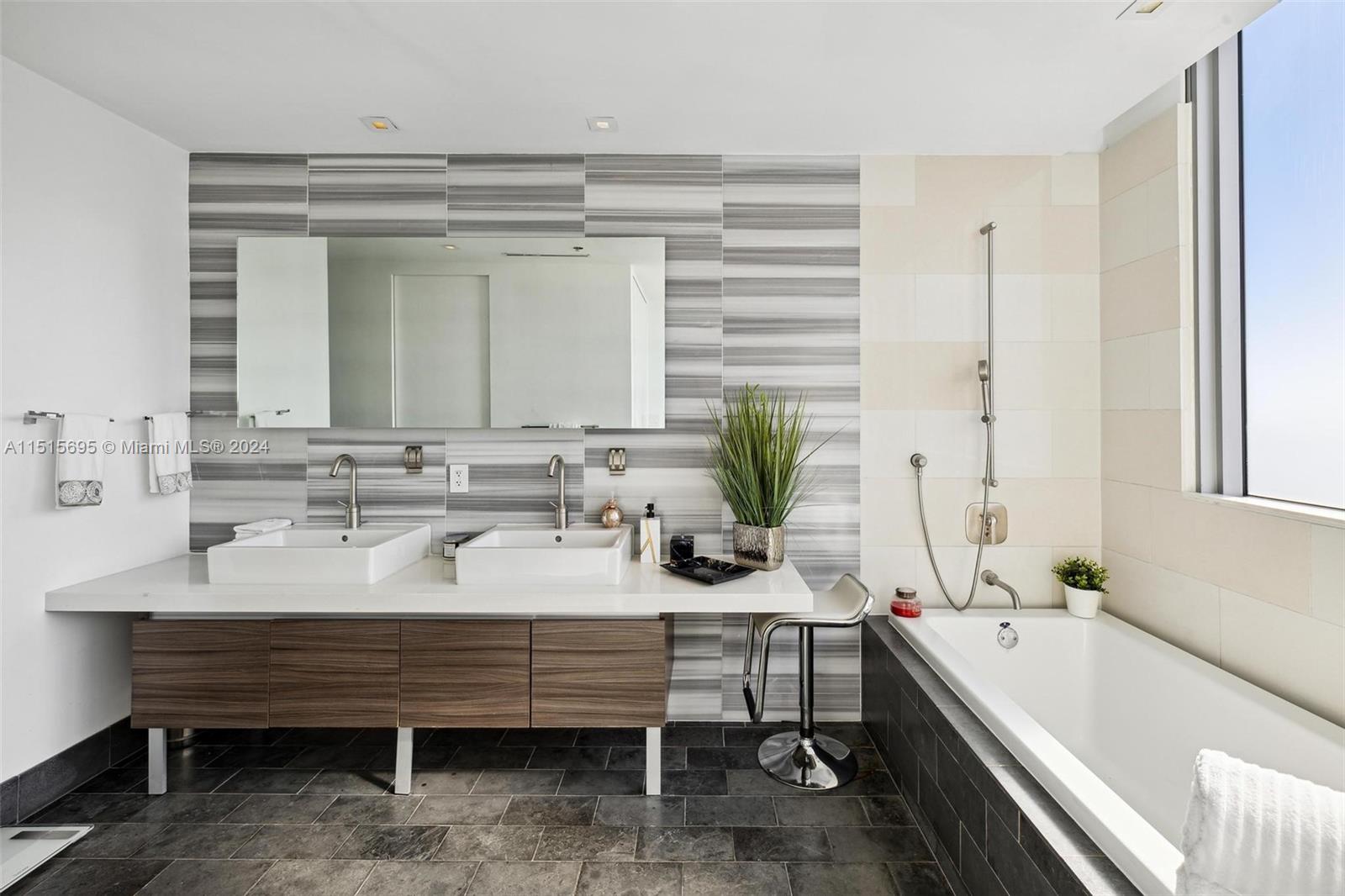 MARQUIS CONDO - Residential