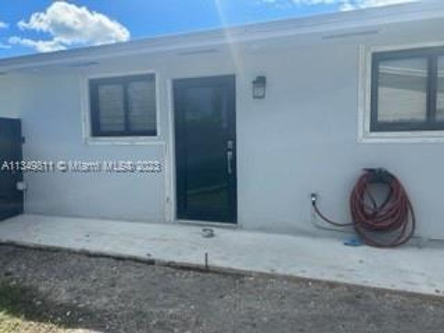 New and spacious Gen-style efficiency, with a separate bedroom, living room-kitchen-dining room, independent air conditioning, patio and parking for two cars. Don't miss out on this opportunity