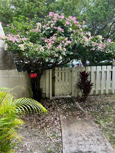 NORTHGATE TOWNHOUSE CONDO - Residential