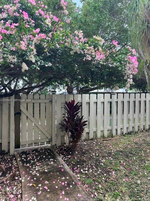 NORTHGATE TOWNHOUSE CONDO - Residential