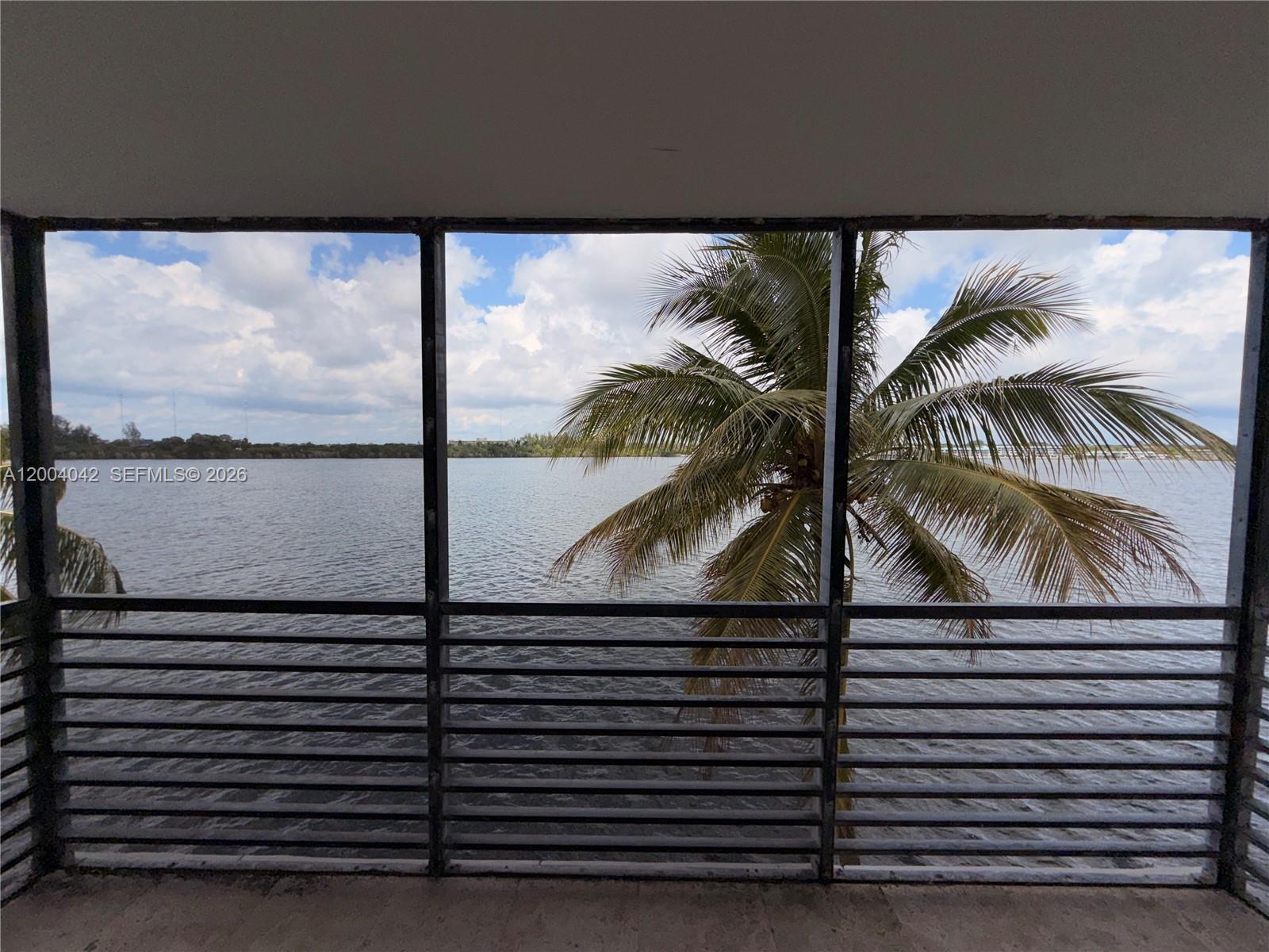 ROYAL BAHAMIAN WEST - Residential