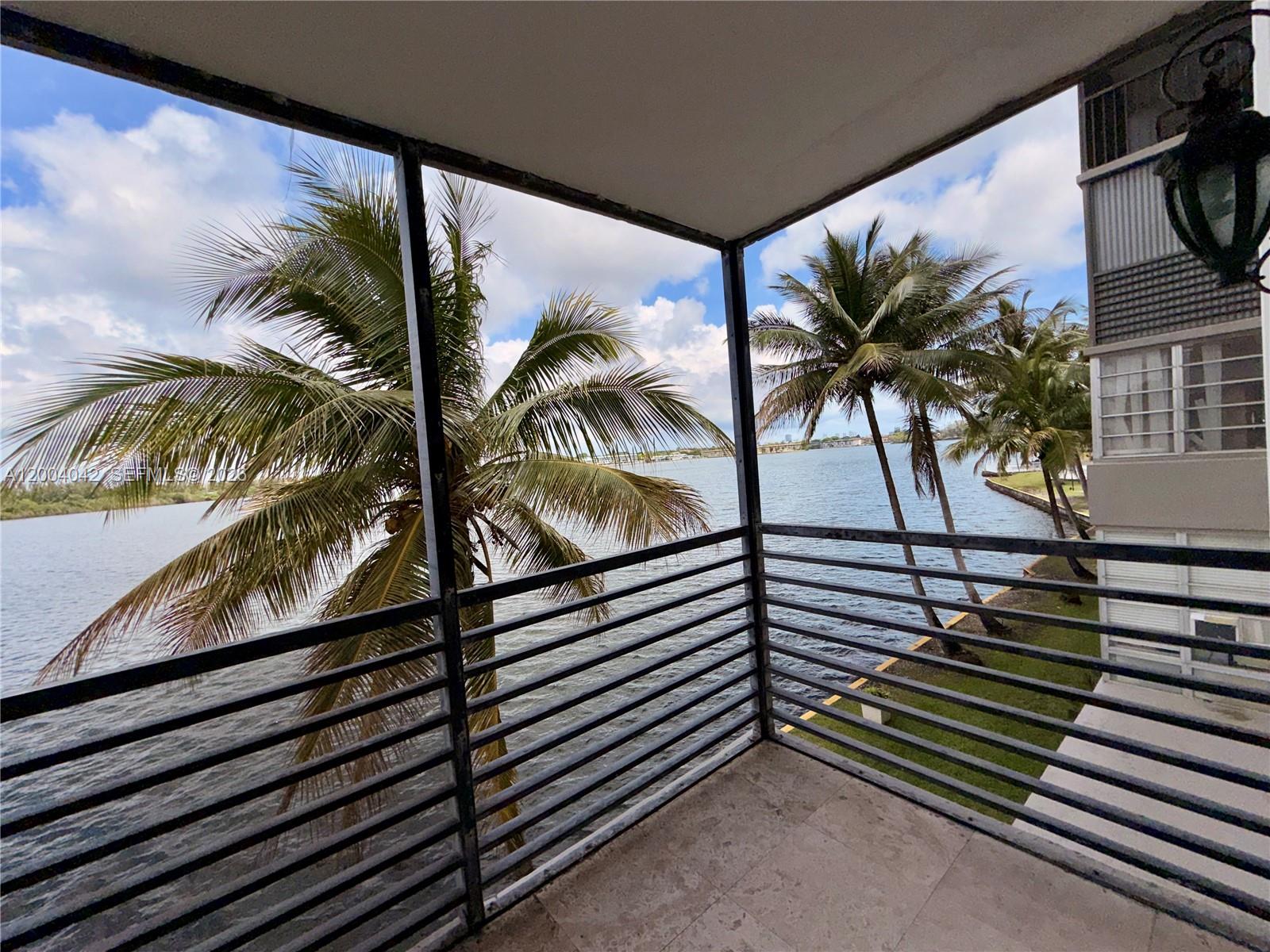 ROYAL BAHAMIAN WEST - Residential