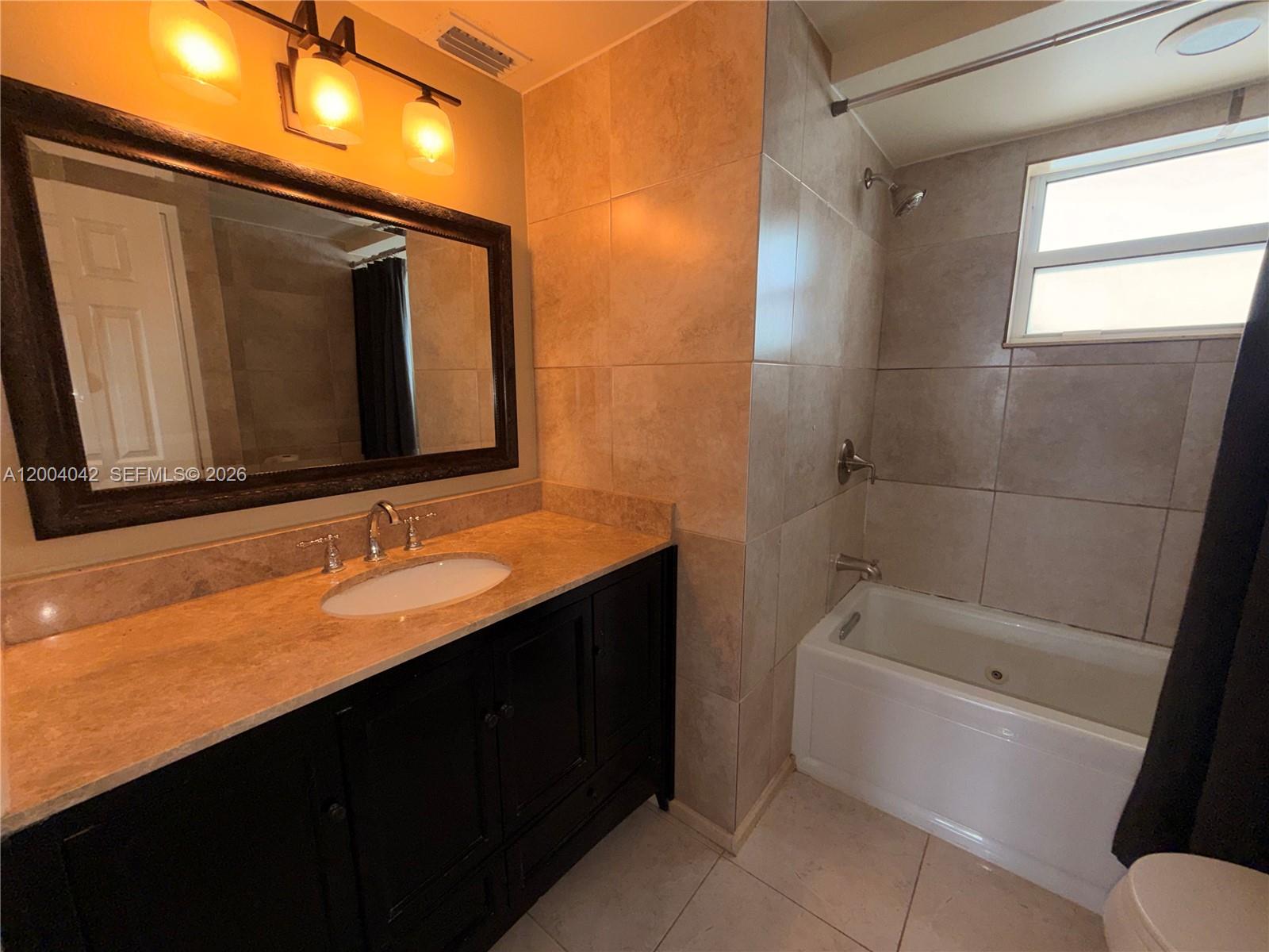 ROYAL BAHAMIAN WEST - Residential